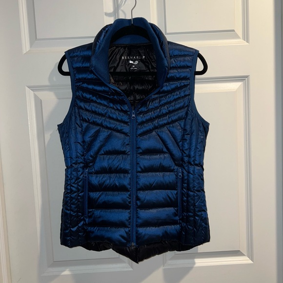 Bernardo Women's Peacock Blue Puffer Vest M excellent condition. - Picture 1 of 4